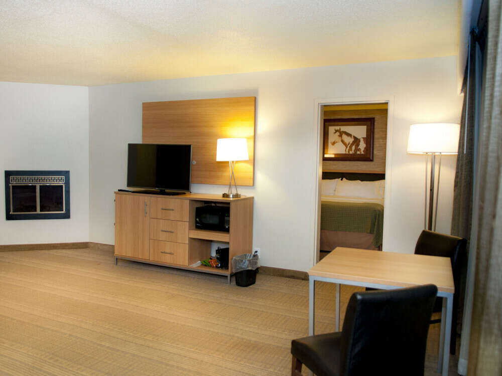 Spearfish Holiday Inn Suite