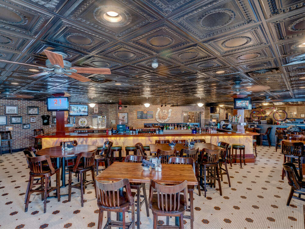 Lucky's 13 Pub Restaurant