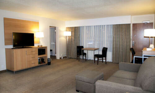 Spearfish Holiday Inn Spacious Two-Room Suite